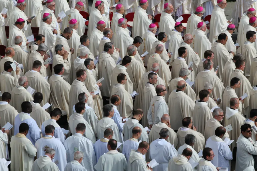 Thousands of priests gather in St. Peter's sqaure on June 3, 2016. ?w=200&h=150