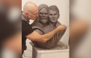 Timothy Schmalz’s latest sculpture, soon to be installed at Ave Maria University in Florida, depicts Jesus covering the fatal wound of slain Christian activist Charlie Kirk. Credit: Photo courtesy of Ave Maria University