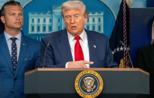 President Donald Trump holds a press briefing with Defense Secretary Pete Hegseth in August 2025. Credit: Joey Sussman/ Shutterstock