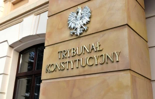 Entrance to the building of the Polish Constitutional Tribunal Credit: Adrian Grycuk / Wikimedia (CC BY-SA 3.0 pl)