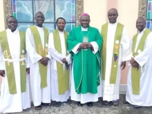 Bishop Aloysius Fondong Abangalo with the five priests who were among the nine captive released Oct. 22, 2022.