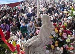 Thousands of Catholics crowd the former Vatican embassy's garden in protest , Source: VietCatholic News?w=200&h=150