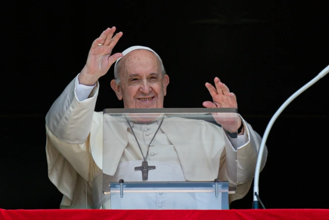 Pope Francis greets pilgrims at this Angelus address
