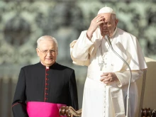 Pope Francis prays at the general audience, Oct. 19, 2022