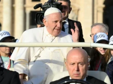 Pope Francis greeting pilgrims at the general audience, Oct. 19, 2022