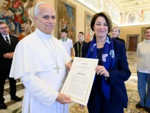 U.S. Sen. Amy Klobuchar, D-Minnesota, meets Pope Leo XIV, along with a delegation of Ukrainian mothers, wives, and teenagers, at the Vatican on Nov. 21, 2025.