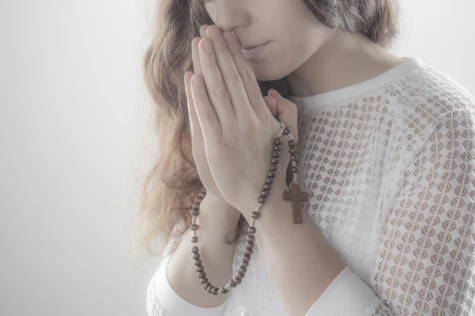 woman praying rosary