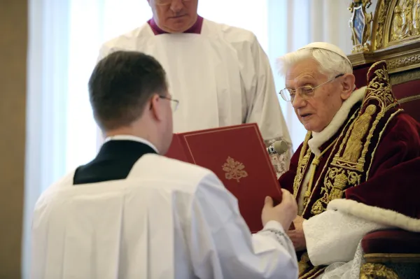 El Papa Benedicto XVI anunció su intención de renunciar al papado durante una reunión de cardenales el 11 de febrero de 2013. El sorpresivo anuncio, que hizo en latín, tuvo lugar en el Salón del Consistorio en el palacio apostólico del Vaticano.  Medios del Vaticano.