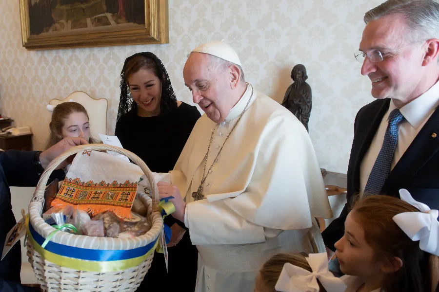 Pope Francis admires an Easter basket with Supreme Knight Patrick Kelly and his family at the Vatican, April 11, 2022.?w=200&h=150