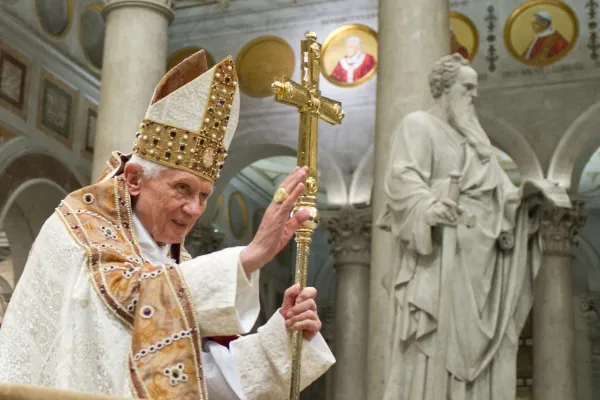 El Papa Benedicto XVI dirige un servicio ecuménico de vísperas en la Basílica de San Pablo Extramuros el 25 de enero de 2013. El servicio marcó el final de la Semana de Oración por la Unidad de los Cristianos.  Medios del Vaticano.