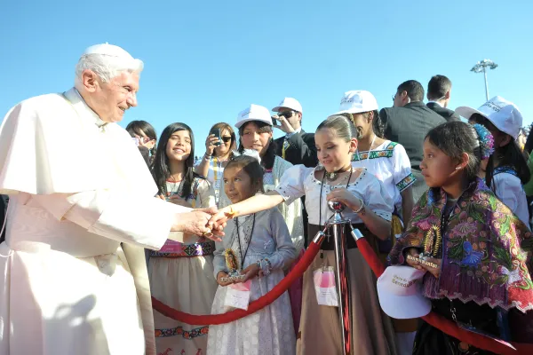 El Papa Benedicto XVI saluda a los jóvenes a su llegada a México durante un viaje de una semana a México y Cuba del 23 al 29 de marzo de 2012. Vatican Media.