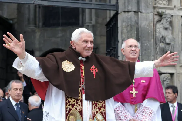 El Papa Benedicto XVI visita la Catedral de Santiago de Compostela durante una visita a España del 6 al 7 de noviembre de 2010, que también incluyó una visita a Barcelona.  Medios del Vaticano.