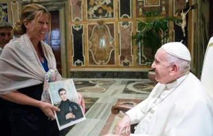 Susan Agostinelli shows Pope Francis a picture of her great, great uncle, Bl. Grimoaldo Santamaria of the Purification, during a meeting at the Vatican on Oct. 6, 2022. The audience was part of a conference on holiness and sainthood hosted by the Vatican. Credit: Vatican Media