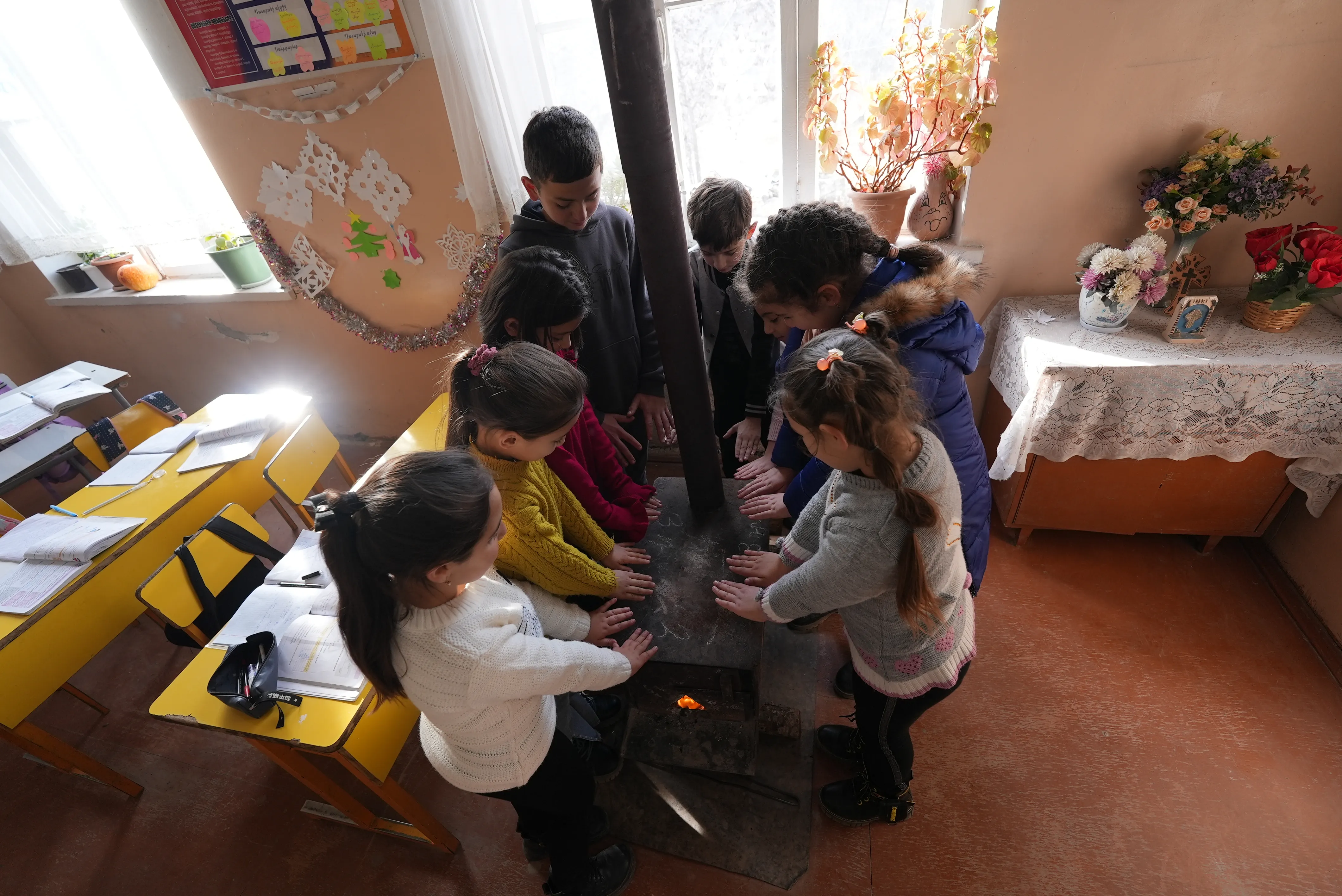 Children warming their hands over a wood-fired oven in Nagorno-Karabakh?w=200&h=150