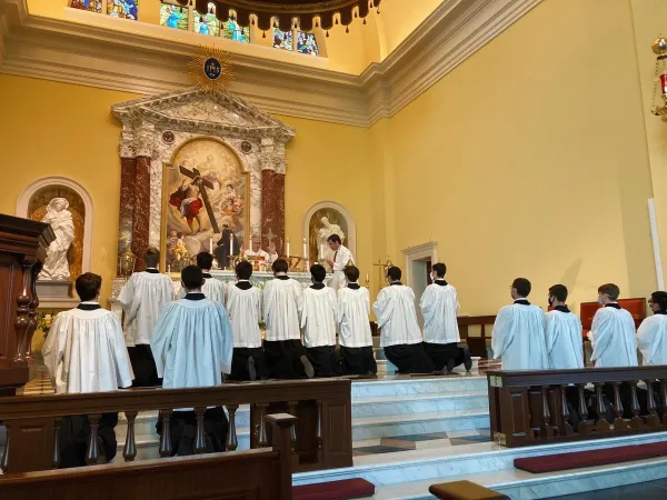 Altar servers kneeling during a Mass said in Holy Cross Chapel. / Jimmy Mitchell