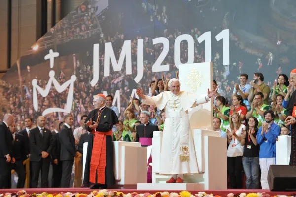 El Papa Benedicto XVI se dirige a los voluntarios de la Jornada Mundial de la Juventud 2011 en Madrid, España, el 21 de agosto de 2011. Vatican Media.