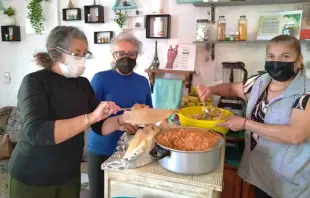 Participants prepare food for “10,000 Christmases in one,” a joint initiative between the Archdiocese of Guadalajara, Mexico, and the Jewish community to provide 40,000 Christmas dinners for the poor on Dec. 25. The 2022 event, which is being held for the fourth consecutive year, will bring food from 40 parishes and a shelter to those most in need in the Guadalajara metropolitan area. Source: arquimediosgdl.org.mx