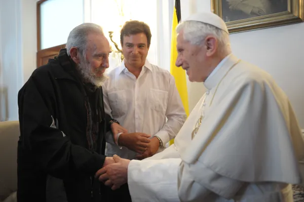 El Papa Benedicto XVI se reúne con el exlíder cubano Fidel Castro durante su visita a Cuba el 18 de marzo de 2012. Vatican Media.