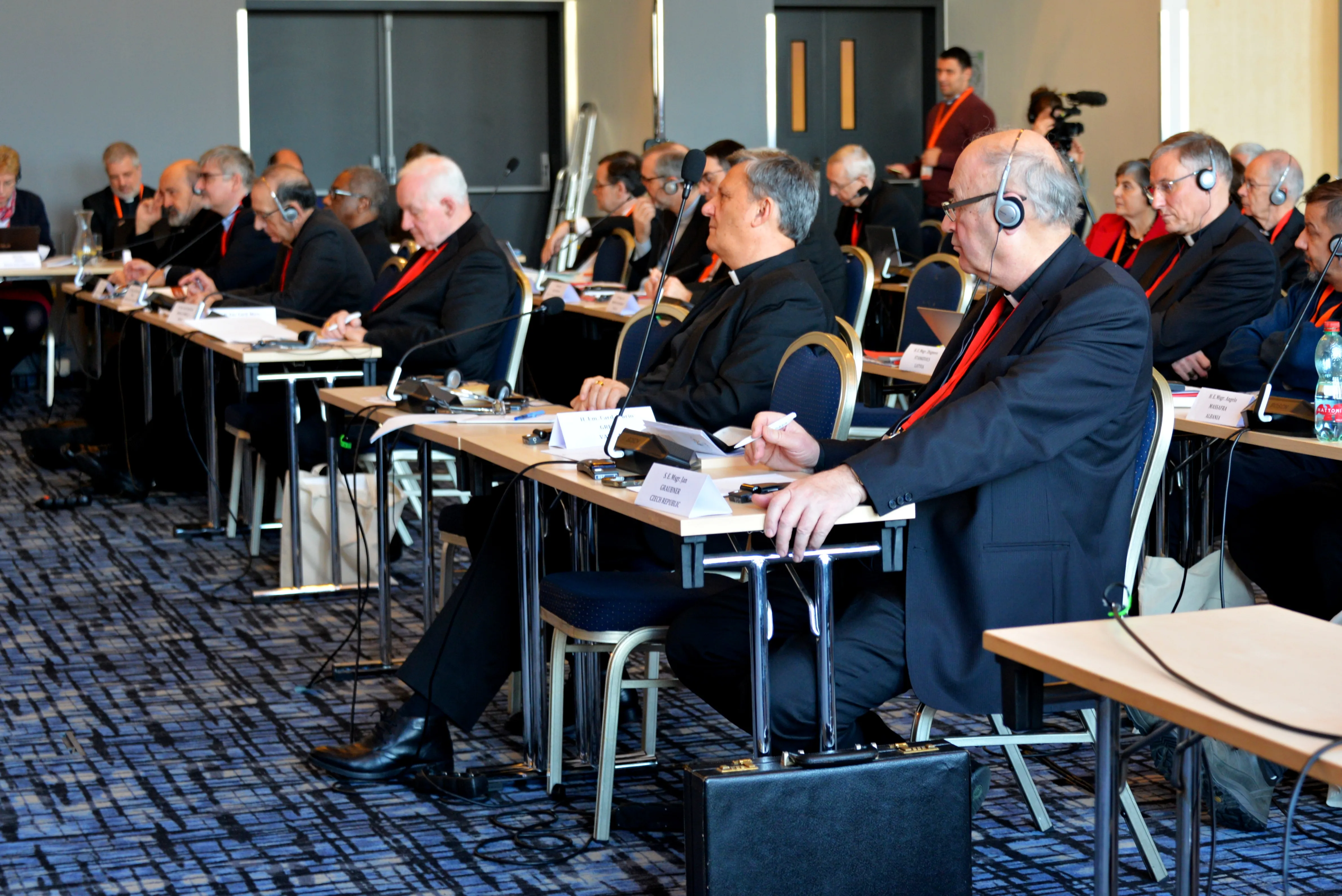 Synod delegates listen to presentations at the European Continental Assembly in Prague on Feb. 7, 2023.?w=200&h=150