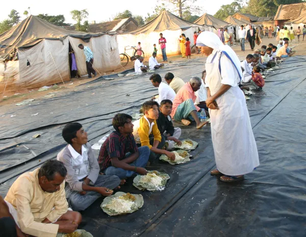 Missionaries of Charity sister at Ugaigiri refugee camp overseeing Christmas 2008 lunch for Kandhamal refugees. Credit: Anto Akkara