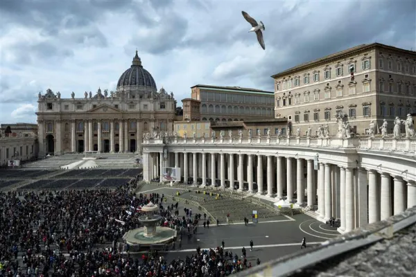 Ljudi se okupljaju na Trgu svetog Petra za govor pape Franje 3. ožujka 2024., Angelus.  Zasluge: Vatikanski mediji