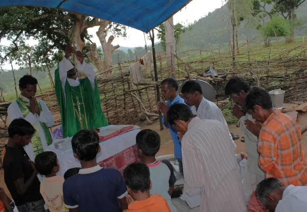 Father Dushmanth Nayak celebrates an open-air Mass at a village near Mondakia, Kandhamal, in 2009. Credit: Anto Akkara