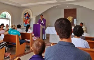Mass in the Chapel of Nossa Senhora Unatadora dos Knots and Sagrada Familia, in Várzea Grande, in Mato Grosso state, Brazil. Photo credit: Rede Marajó