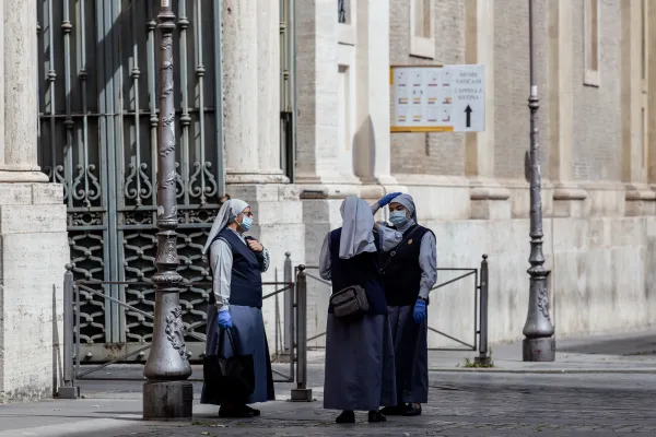 Religious sisters outside the St. Anne's Gate entrance to the Vatican. Daniel Ibanez/CNA