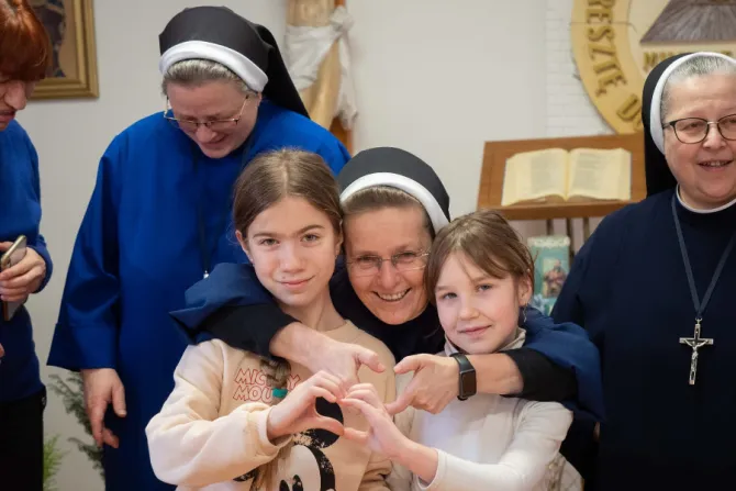 Sisters from Przemysł, Poland, help Ukrainian refugees