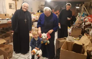 Sisters from Przemysł, Poland, help Ukrainian refugees. Private archive.