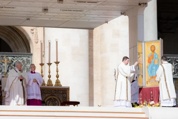 Pope Francis celebrates Mass in St. Peter's Square for Easter 2022. Daniel Ibanez/CNA