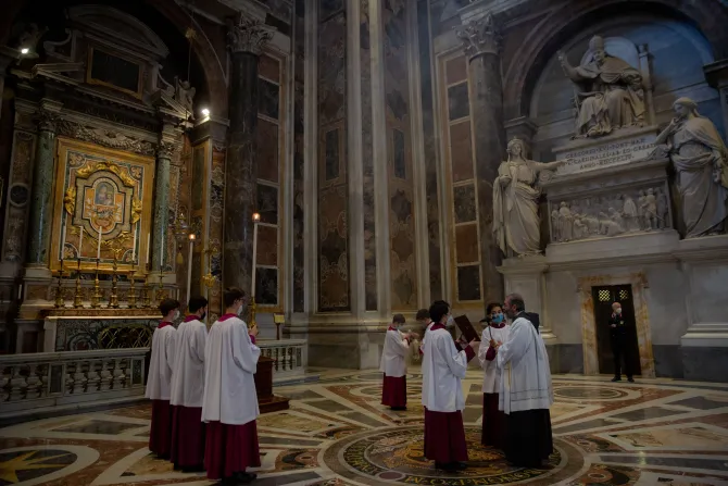 Prayer for Mary in St. Peter's Basilica on May 11, 2022