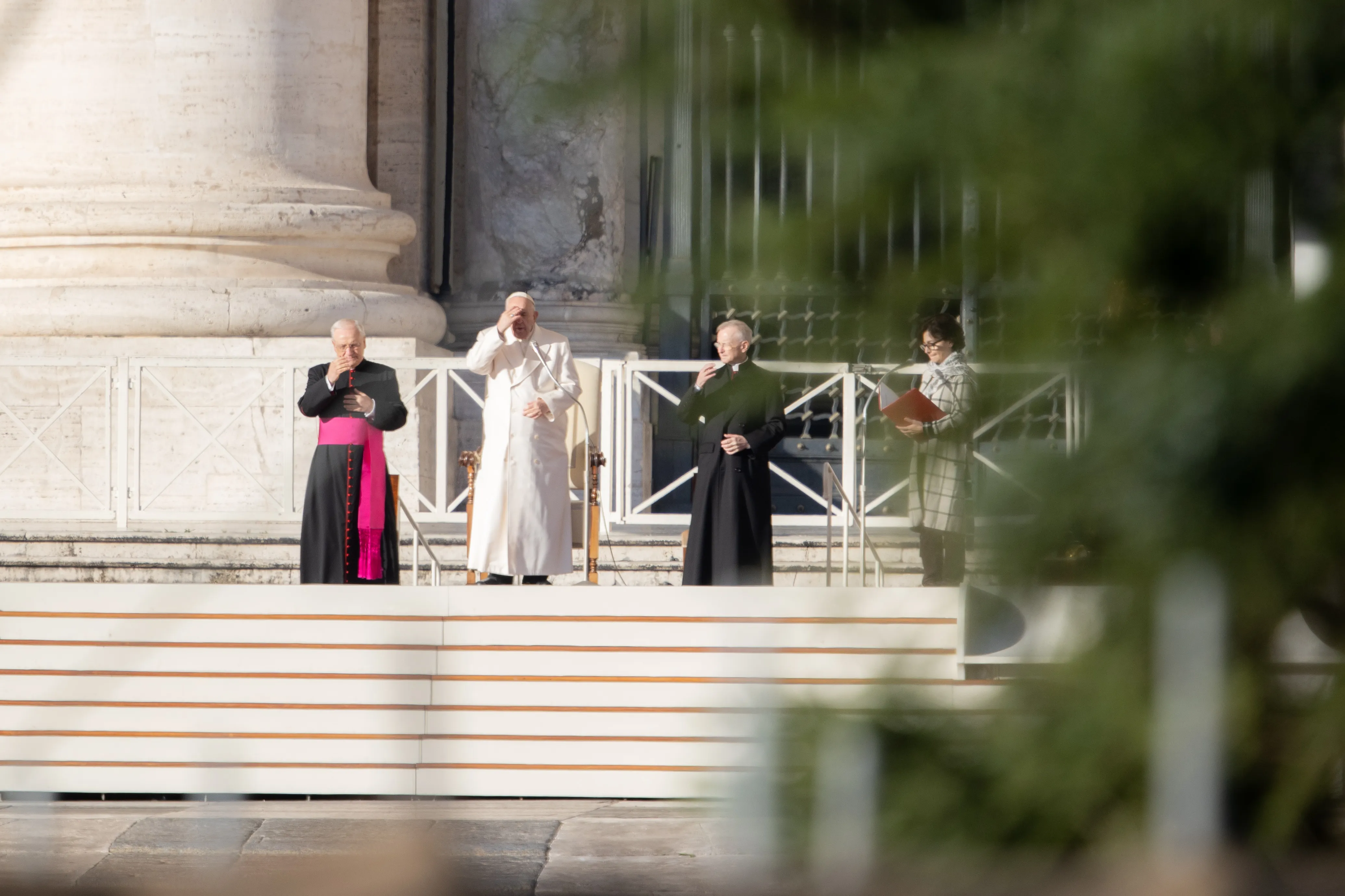 Pope Francis praying at the general audience on St. Peter's Square?w=200&h=150