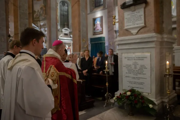 Bishop Erik Varden, OCSO, blesses Bishop Valkendorf's tombstone, Nov. 28, 2022. Daniel Ibáñez / CNA