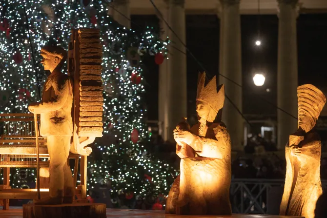 Christmas lights up New York City - Vatican News