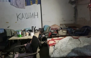 The exhibition “Crucified Ukraine” showing a reproduction of an underground shelter. Andrea Gagliarducci / CNA