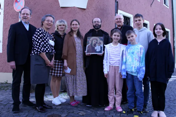 Bishop Rudolf Voderholzer with Ukrainian refugees in front of Msgr. Georg Ratzinger’s former home.