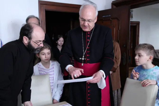 Bishop Rudolf Voderholzer meets Ukrainian refugees living in Msgr. Georg Ratzinger’s former home