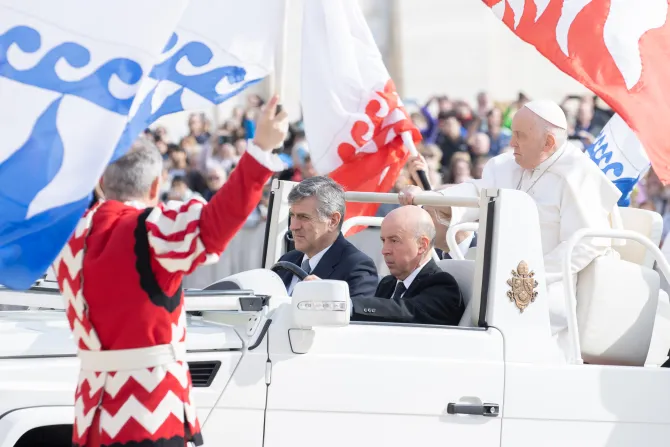 Pope Francis arrived at the audience in the popemobile to a Florentine flag corps performance by a group that seeks to preserve  Tuscany’s medieval and Renaissance traditions.