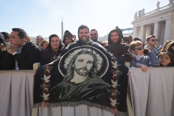 Pilgrims at the pope's Wednesday audience in St. Peter’s Square on April 12, 2023. Daniel Ibáñez/CNA
