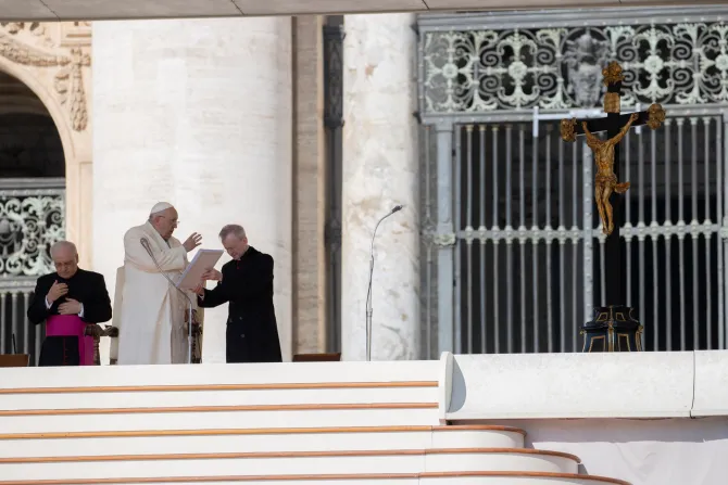 General Audience / Pope Francis / blessing / cross