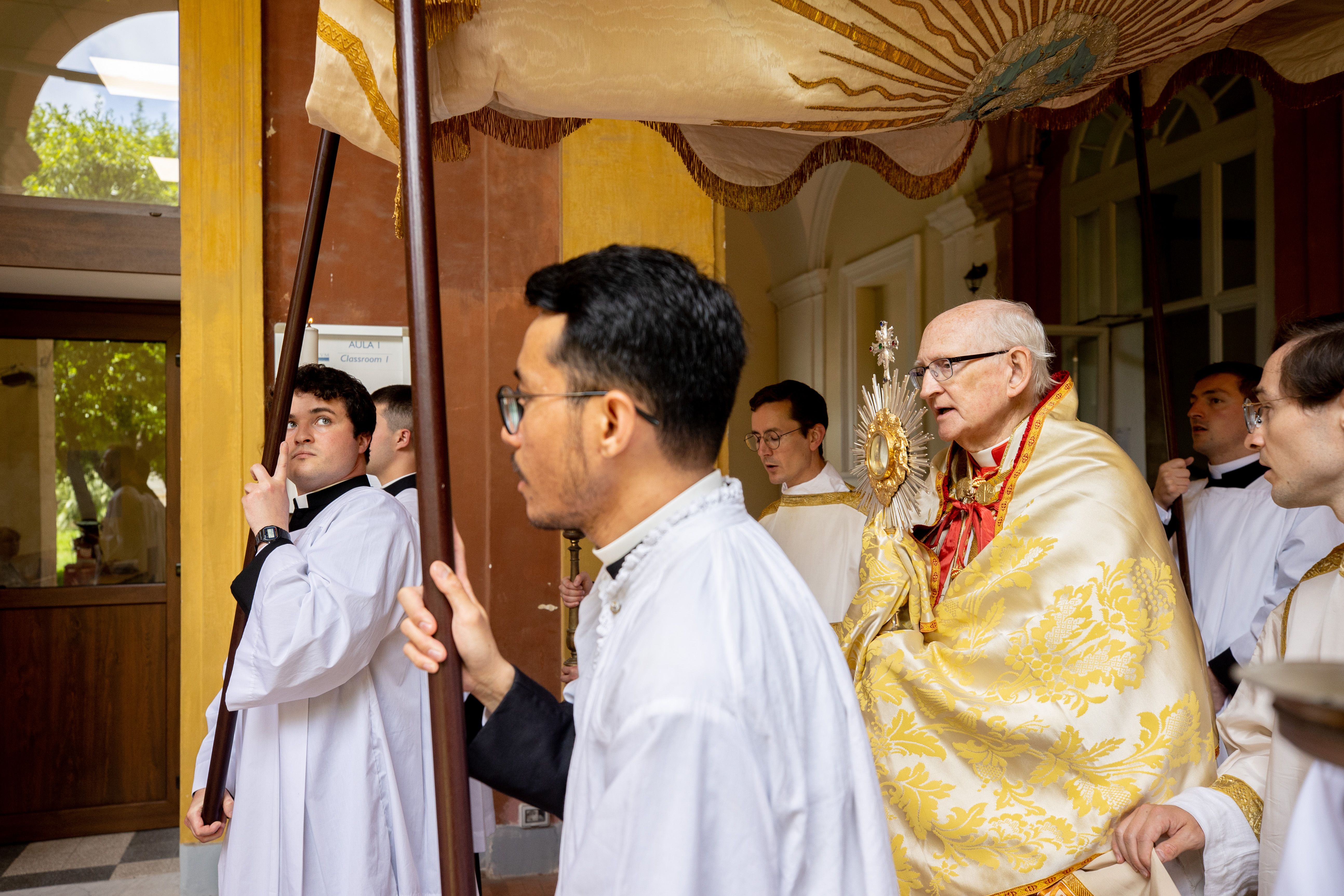 PHOTOS: Eucharistic procession brings Jesus to halls of Rome university