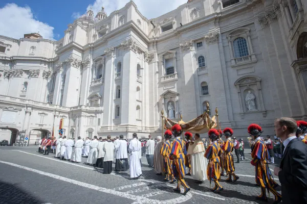A eucharistic procession through Vatican City on the solemnity of the Most Holy Body and Blood of Christ. Daniel Ibáñez/CNA