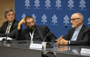 Paolo Ruffini, president of the synod’s communication commission (left); Bishop Daniel Flores of Brownsville, Texas (center); and Cardinal Michael Czerny (right) at a press briefing on Oct. 19, 2023. Credit: Daniel Ibáñez