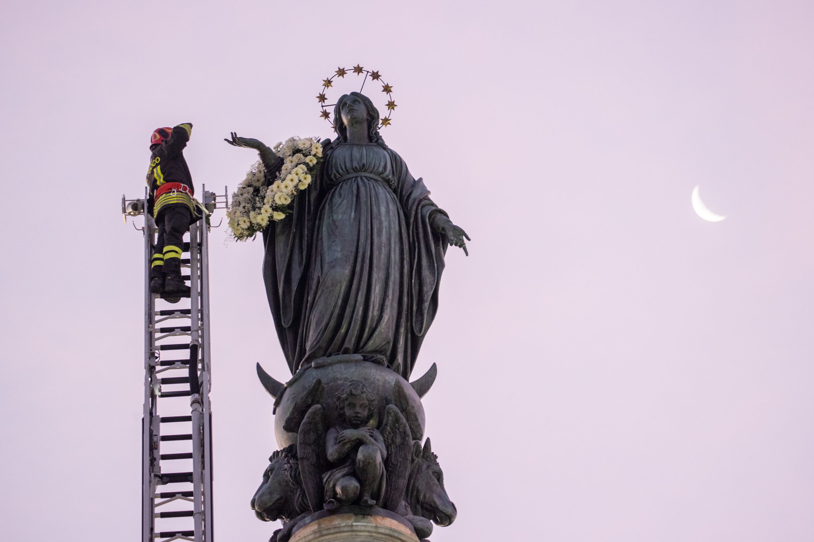 PHOTOS: Pope Francis honors Virgin Mary on solemnity of the Immaculate Conception thumbnail