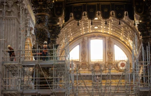 Workers at the baldacchino in St. Peter’s Basilica. Credit: Daniel Ibanez