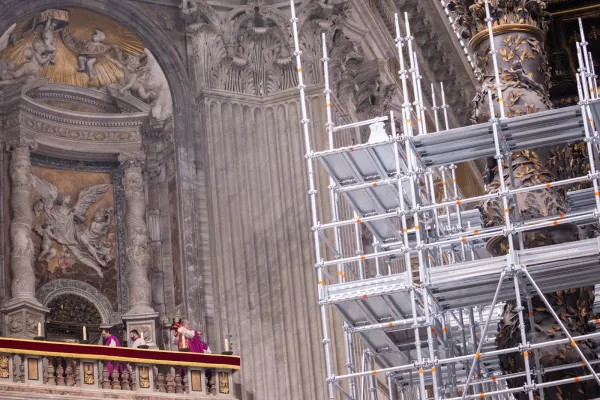 The relic is shown from the center of the loggia, then to its left and its right, and back to the center to elevate the relic especially for one last glimpse on Feb. 24, 2024. Credit: Daniel Ibáñez/EWTN Vatican