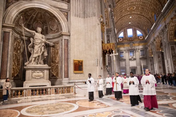 The crossbearer leads the procession while all sing the Litany of the Saints passing Bernini’s statue of St. Longinus. Credit: Daniel Ibáñez/EWTN Vatican