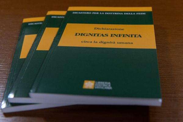 Kopije vatikanskog dokumenta Dignitas Infinita, koji je objavljen 8. travnja 2024. Zasluge: Daniel Ibañez/CNA