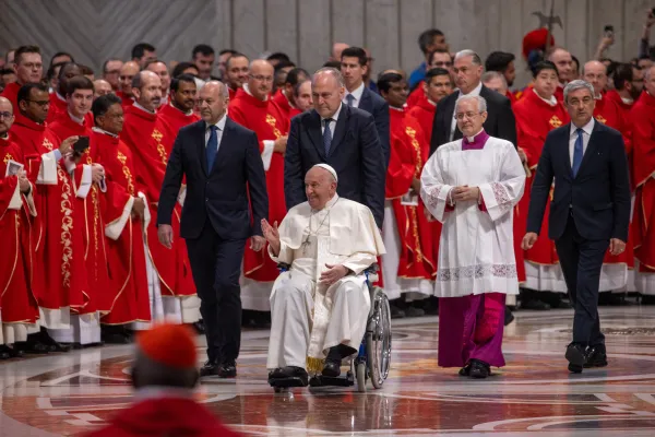 Papa Franjo pozdravlja nazočne na svetkovinu Duhova, 19. svibnja 2024. Daniel Ibanez/CNA